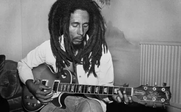 Le regard intimiste de Dennis Morris sur Bob Marley et la scène punk