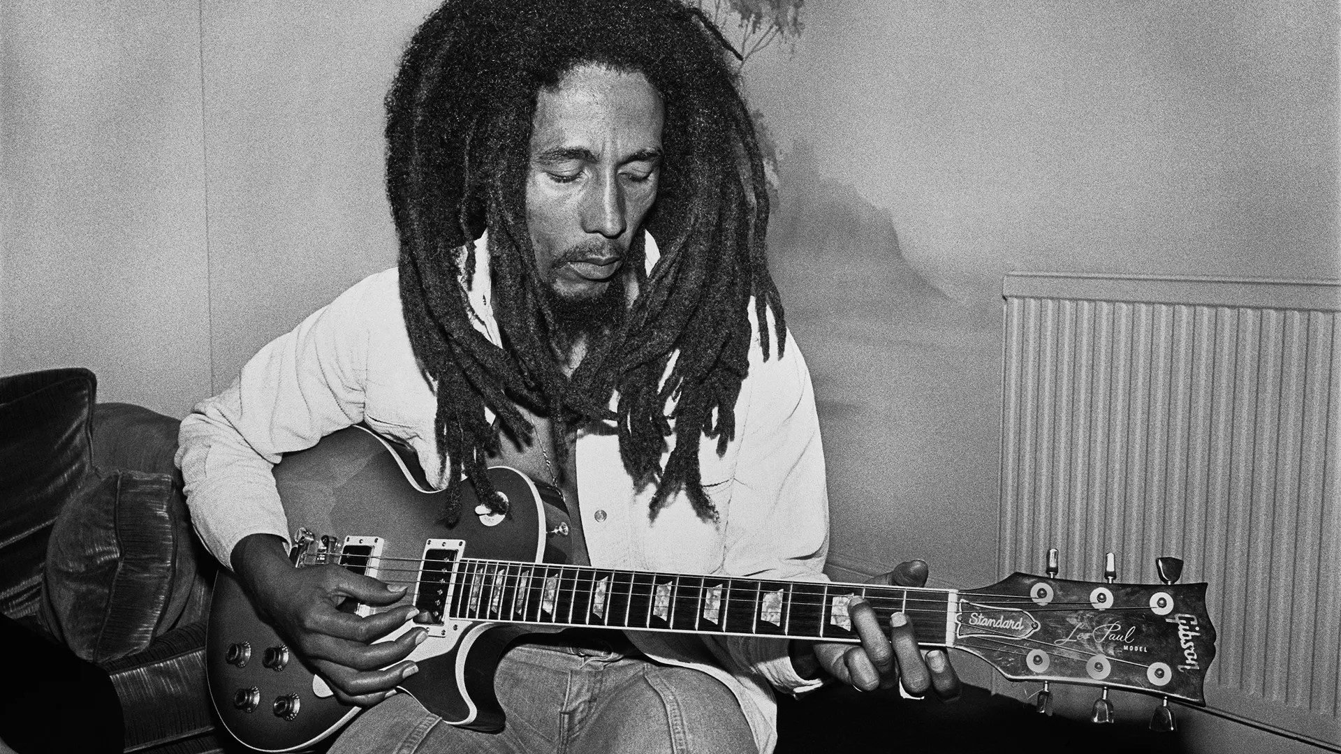 Le regard intimiste de Dennis Morris sur Bob Marley et la scène punk