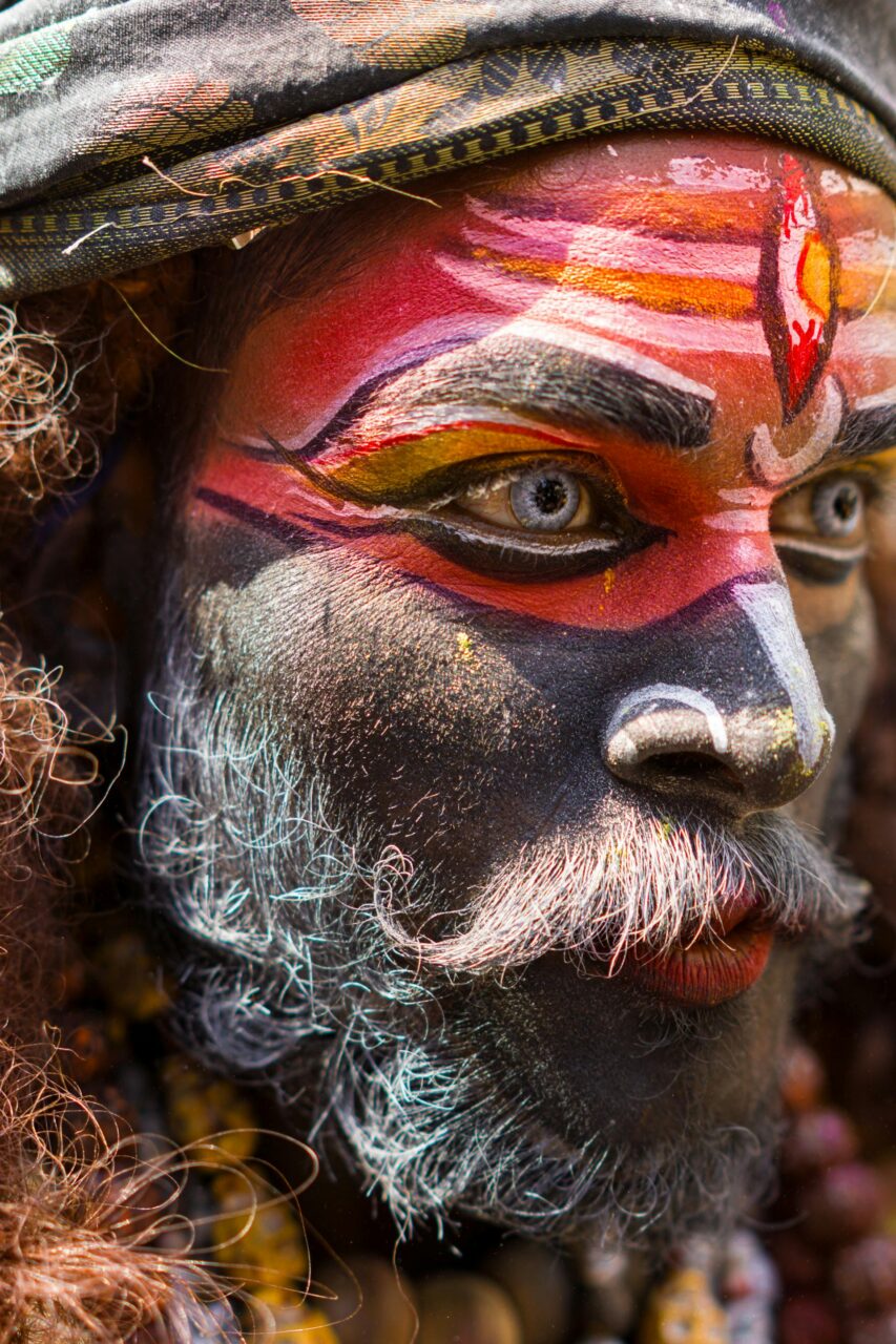 Photo de Himanshu Singh: https://www.pexels.com/fr-fr/photo/visage-peint-vibrant-d-un-devot-au-festival-de-varanasi-31097980/