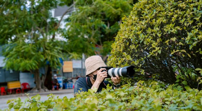 Les Paparazzi : De la Dolce Vita à l’Ère Numérique – Une Évolution Technologique Paparazzo