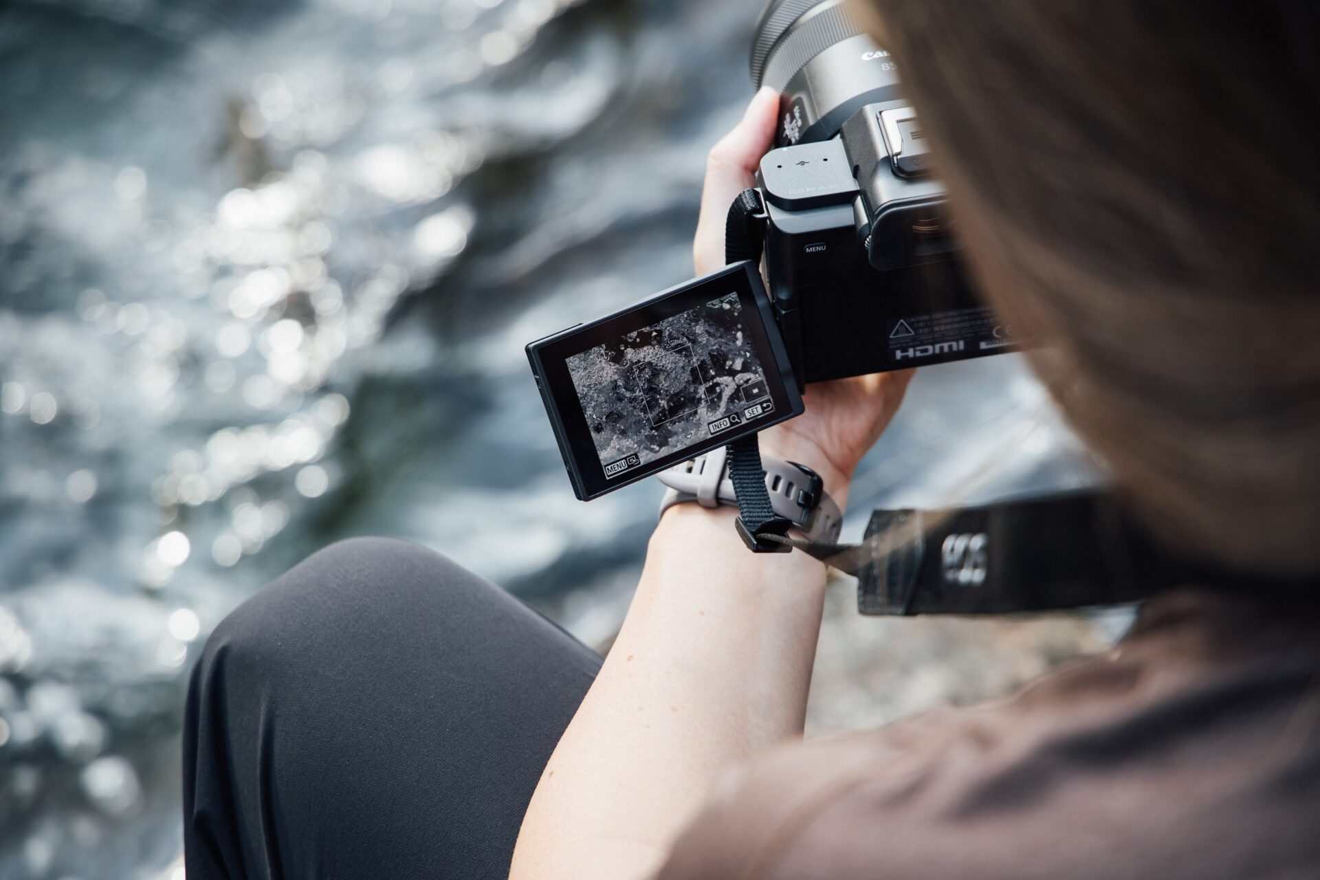 Canon EOS R8 Mark II sur poignée trépied, écran orienté vers l'avant pour filmer en vlog
