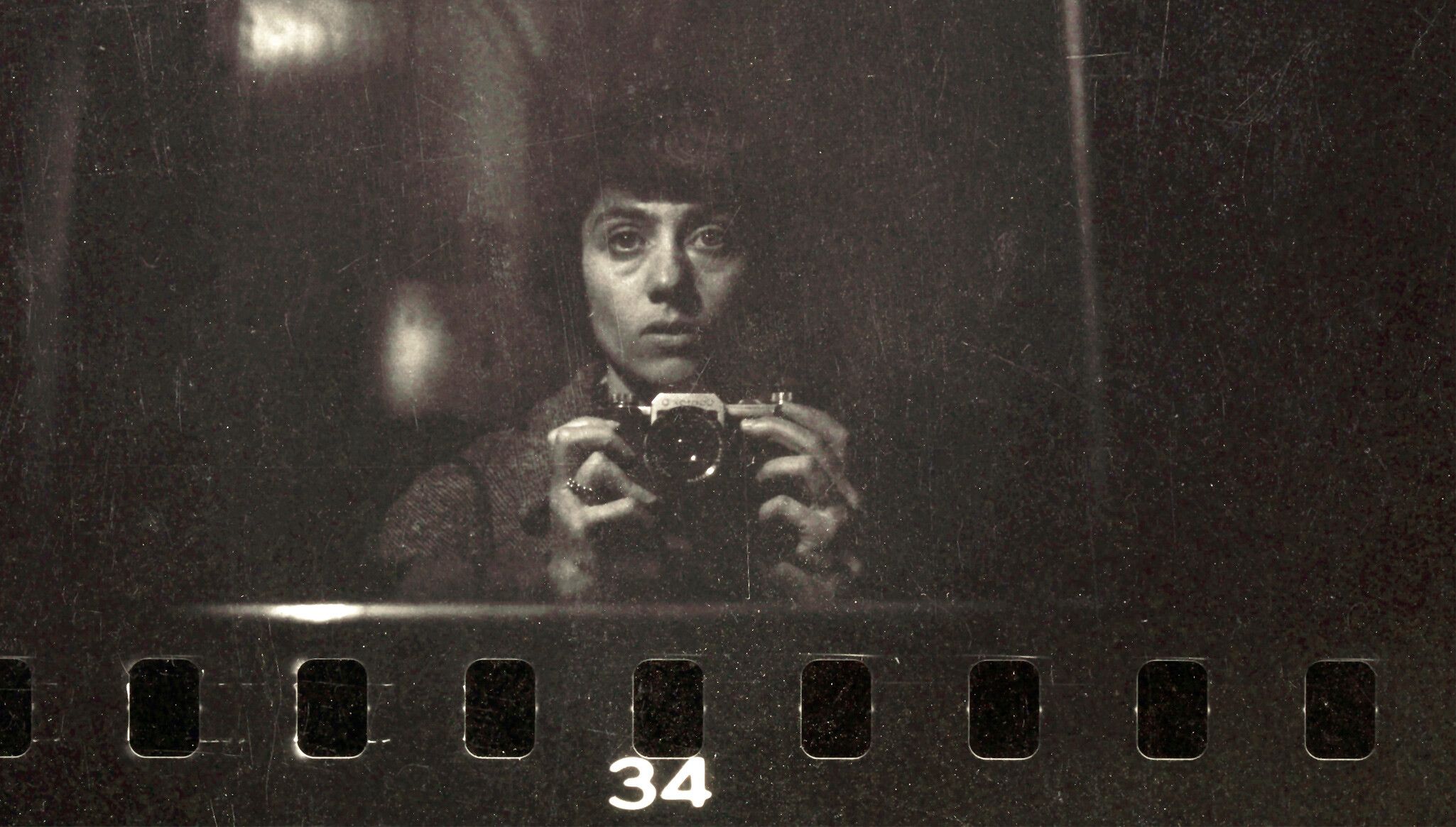 Autoportrait de Diane Arbus tenant un appareil Contax D 35 mm devant un miroir, extrait de planche-contact (1959)
