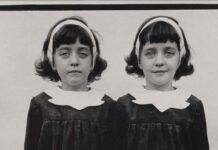 Diane Arbus, la photographe qui regardait les marges en face Visages de deux jumelles identiques en serre-tête et col blanc, détail d’une photographie de Diane Arbus (Roselle, 1967)