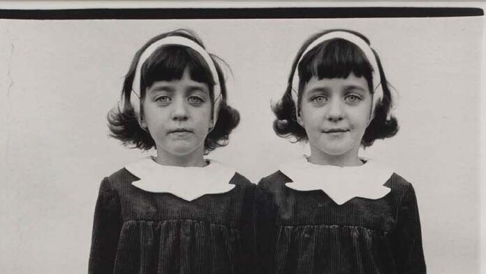 Diane Arbus, Identical twins, Roselle, N.J., 1967 (détail) Visages de deux jumelles identiques en serre-tête et col blanc, détail d’une photographie de Diane Arbus (Roselle, 1967)