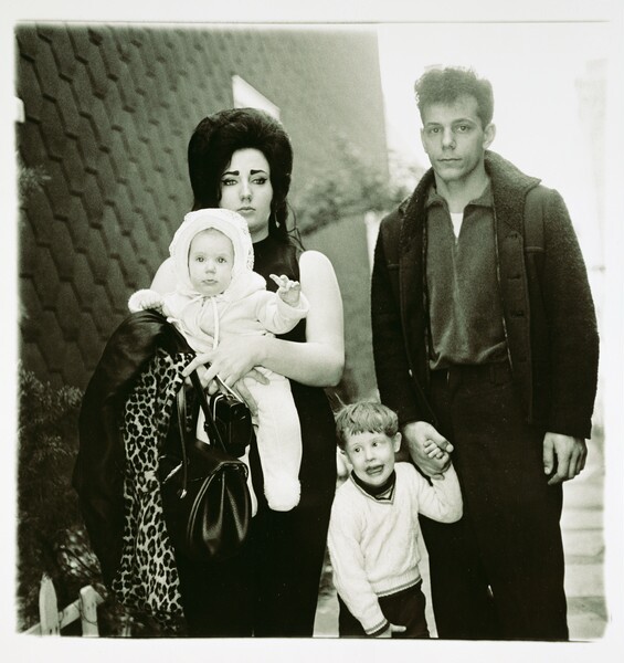 Jeune couple endimanché avec un bébé dans les bras et un petit garçon, photographie de Diane Arbus (1966)
