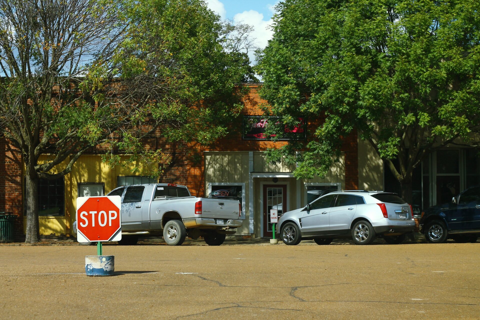 Rue du centre-ville de Sumner, Mississippi, avec un panneau stop et des voitures garées