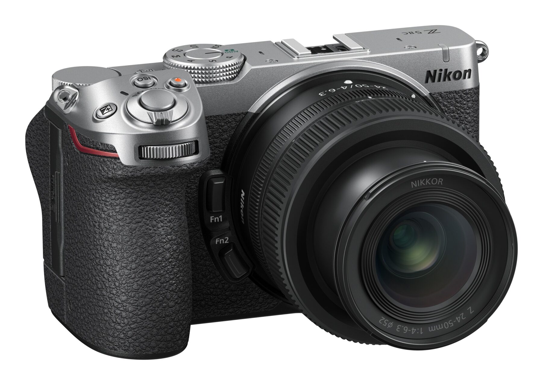 Nikon Z5IIC argenté vu de trois quarts avec l’objectif NIKKOR Z 24-50 mm f/4-6.3
